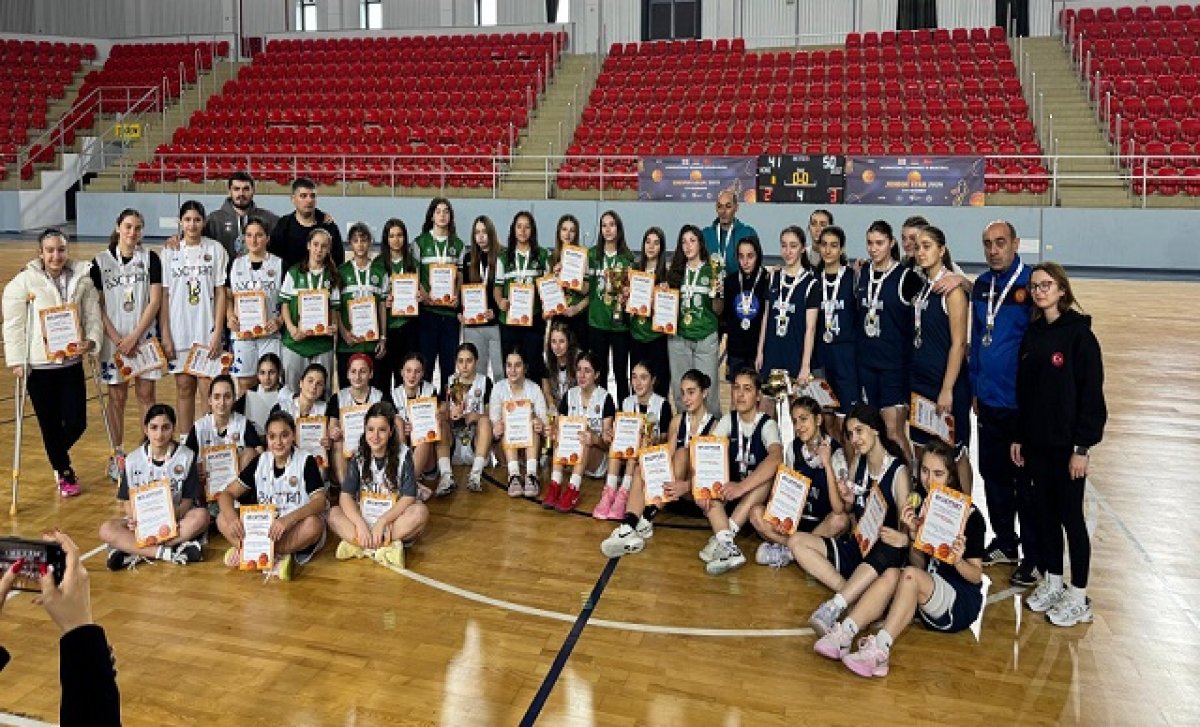 Basketbol Turnuvasında Şampiyon Oldu